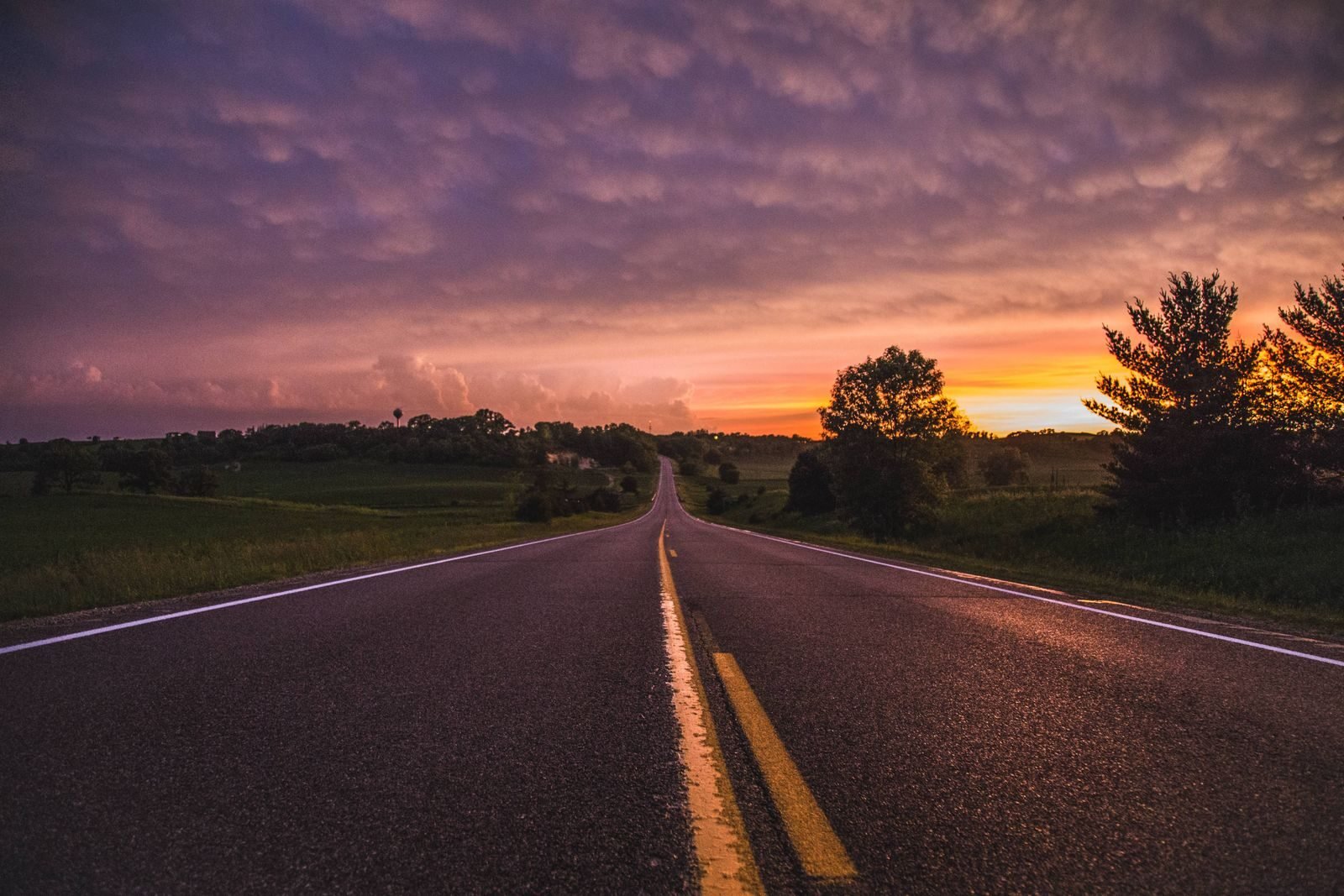 Entrepreneur following a structured weekly marketing plan on a calendar