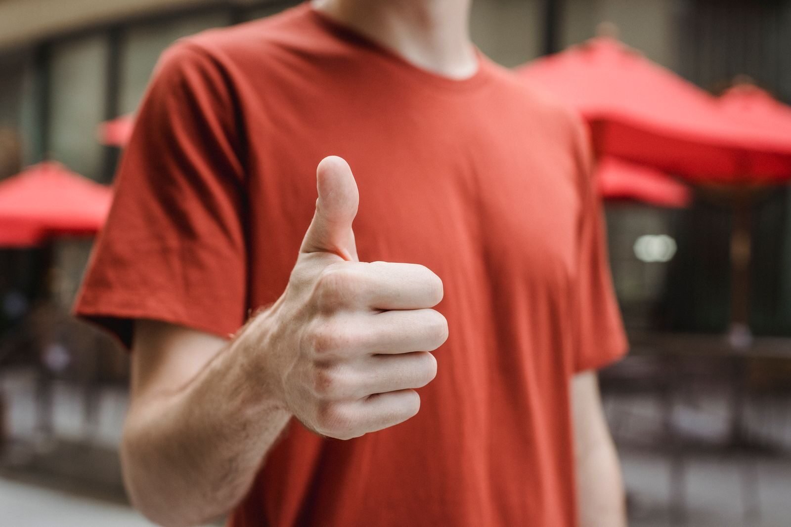 Website homepage displaying customer reviews and trust badges